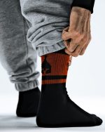 جوراب اتلت مشکی قرمز - تصویر 2